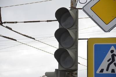 В Смоленске на оживленном перекрестке отключили светофоры