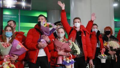 Сборная России по фигурному катанию вернулась на родину после победы на командном ЧМ