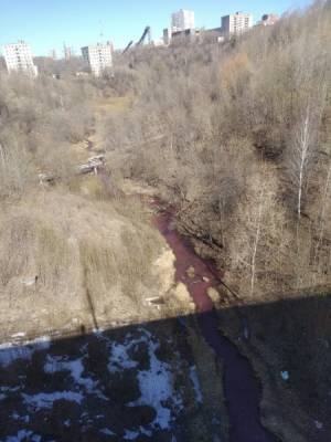 "И вода сделалась кровь". В Перми река Егошиха окрасилась в красный цвет