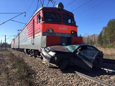 На Среднем Урале три человека пострадали при столкновении локомотива и иномарки