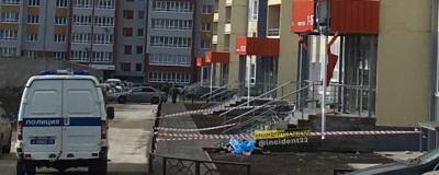 В Барнауле с балкона высотки выпала женщина
