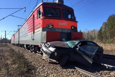Три человека пострадали при столкновении локомотива с авто в Свердловской области
