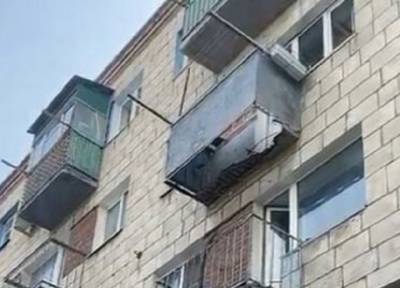 Пенсионерка в Волгограде вышла развесить белье и рухнула вниз с балконом