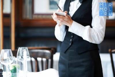 Составлен рейтинг зарплат обслуживающего персонала ресторанного бизнеса в Махачкале