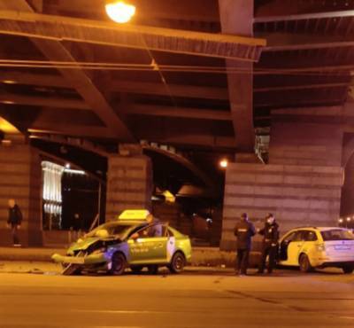 Под Ушаковским мостом столкнулись два такси