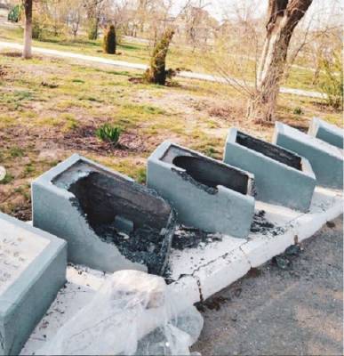 Мемориальные плиты в селе Сасыколи разгромили школьники