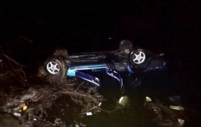 На Черкасчине авто упало в пруд, трое погибших