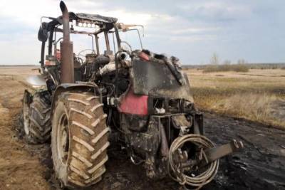 На мехдворе под Калинковичами один трактор сгорел, второй — серьезно поврежден