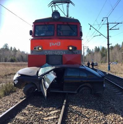 Под Екатеринбургом легковушка попала под локомотив: пострадали три человека