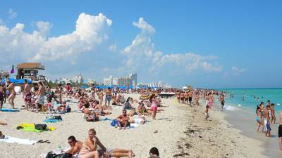 В Сети появилось видео экстренной посадки бомбардировщика на пляж во Флориде