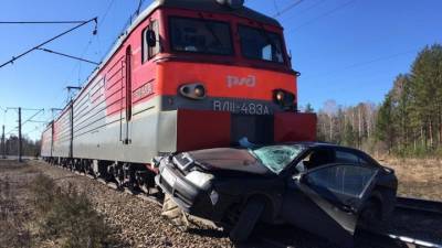 Три человека пострадали в машине, угодившей под локомотив
