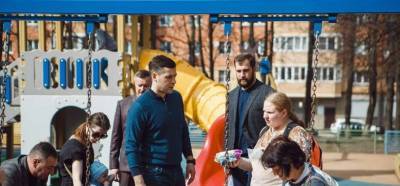 Детские площадки Чехова проверяют глава округа Артамонов и депутаты