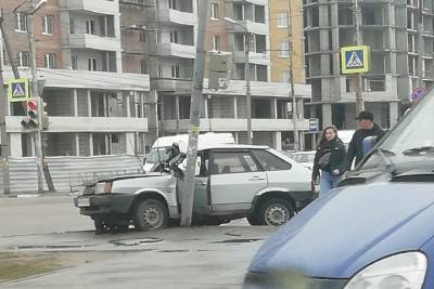 В Рязани на Солотчинском шоссе «девятка» врезалась в светофор