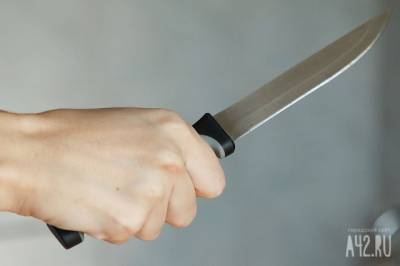 Кузбассовец всадил нож в спину бывшей сожительницы и забрал у неё сына