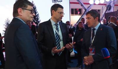 Губернатор Дмитрий Махонин посетил стенд пермского ЦБК на ПИПФ
