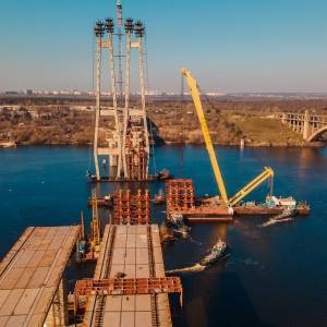 В Запорожье кран «Захарий» завершает один из этапов строительства вантового моста. Фото. Видео
