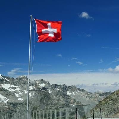 Швейцария приступила к смягчению ковид-ограничений