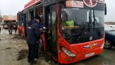 В Южно-Сахалинске автобус с пассажирами съехал в кювет — видео