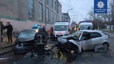 Лобовое столкновение автомобилей на Мельницкой в Одессе: есть погибший – фото, видео