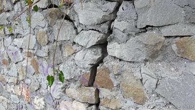 На Сахалине в домах образовались трещины после землетрясения