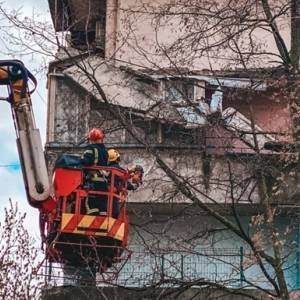 В Киеве спасатели ликвидировали последствия падения балкона