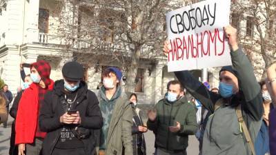 Сторонницу Навального задержали за надпись мелом даты протеста