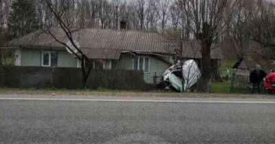 На Прикарпатье бус влетел в жилой дом и застрял в нем: фото