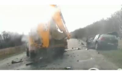 Тело вырезали из авто: момент столкновения легковушки и трактора под Харьковом попал на видео