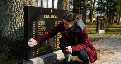 Субботники памяти по всей Латвии: они сражались с большим злом и победили