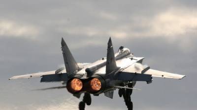 Экипажи МиГ-31БМ провели ракетные стрельбы над акваторией Тихого океана