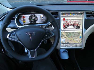 В США в аварии с Tesla без водителя погибли два человека
