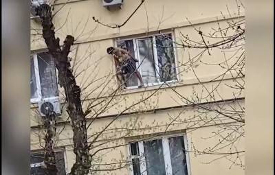В Ростове мужчина перепутал дверь с окном и едва не погиб