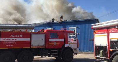 В Улан-Уде тушат крупный пожар в ангаре с автомаслами