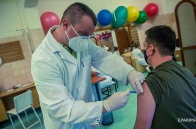 Ковид-вакцину за сутки получили всего 1 453 украинца