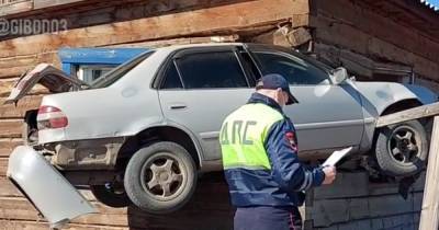 Автомобиль врезался в жилой дом в Бурятии и застрял в нем