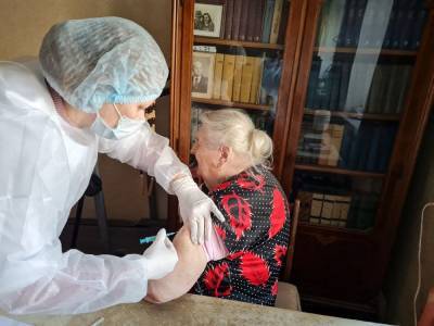 В Астрахани медики вакцинируют пенсионеров на дому