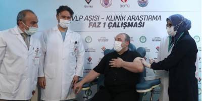 В Турции министр стал добровольцем в испытании местной вакцины от коронавируса