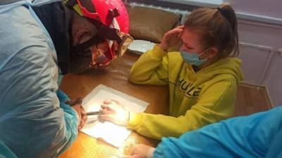 Не могла снять кольцо: спасатели помогли 14-летней девочке в Одесской области