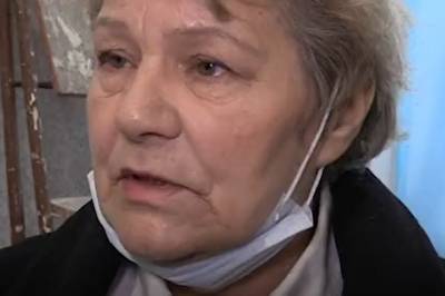 Видео: в Петербурге соседка выживает пенсионерку из дома, требуя деньги и избивая ее сына