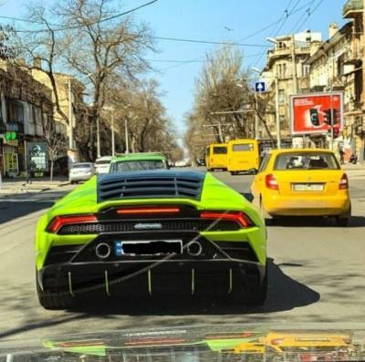 В Украине заметили шикарный Lamborghini «кислотного» цвета (ФОТО)