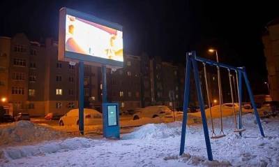 Жители Губкинского жалуются на круглосуточную работу огромных экранов на детских площадках