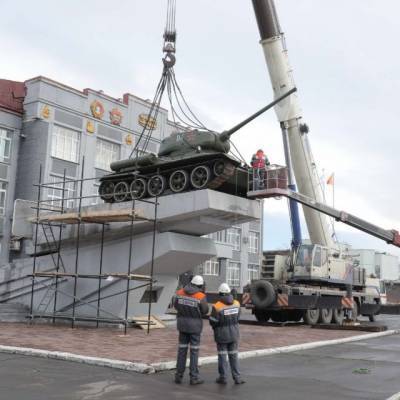 В Новокузнецке танк Т-34 сняли с постамента для участия в параде 9 Мая