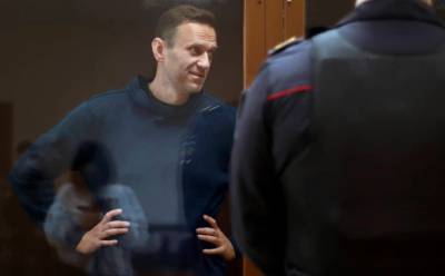 Голодает 20 дней: Навального переводят в больницу для осужденных