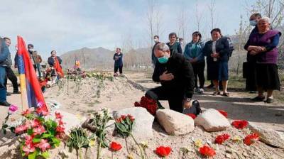 В Армении мужчина не позволил Пашиняну возложить цветы к могиле его родственника