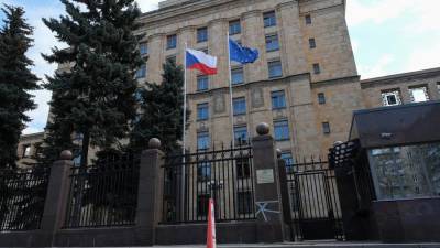 Посольство Чехии в Москве больше не сможет принимать на работу россиян