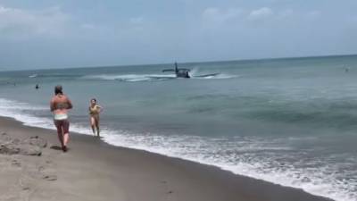 Военный самолёт вынужденно приземлился на пляже возле отдыхающих