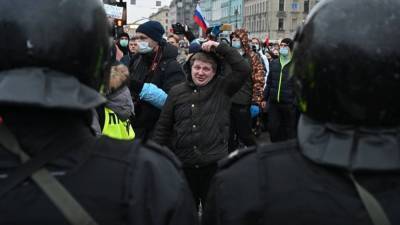 В Кремле напомнили о рисках участия в незаконных акциях сторонников Навального