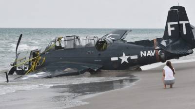 Торпедоносец времен Второй мировой неожиданно приземлился на пляже