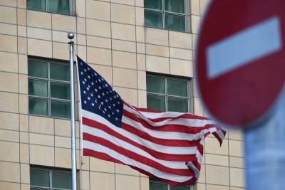 Американскому и чешскому посольствам запретили брать на работу россиян