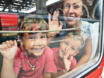 Многодетные семьи смогут покупать билеты на летние поезда со скидкой 20%